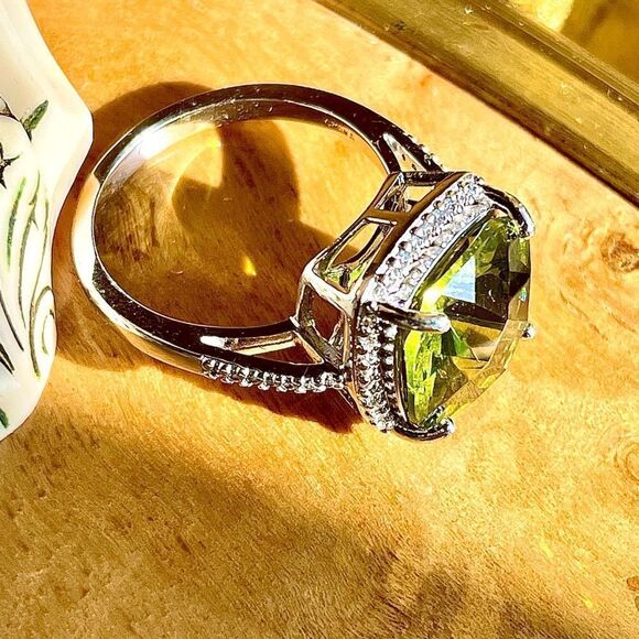 ♥️ Gorgeous 7ct peridot ring, size 8 sterling silver white sapphire halo - Picture 16 of 16